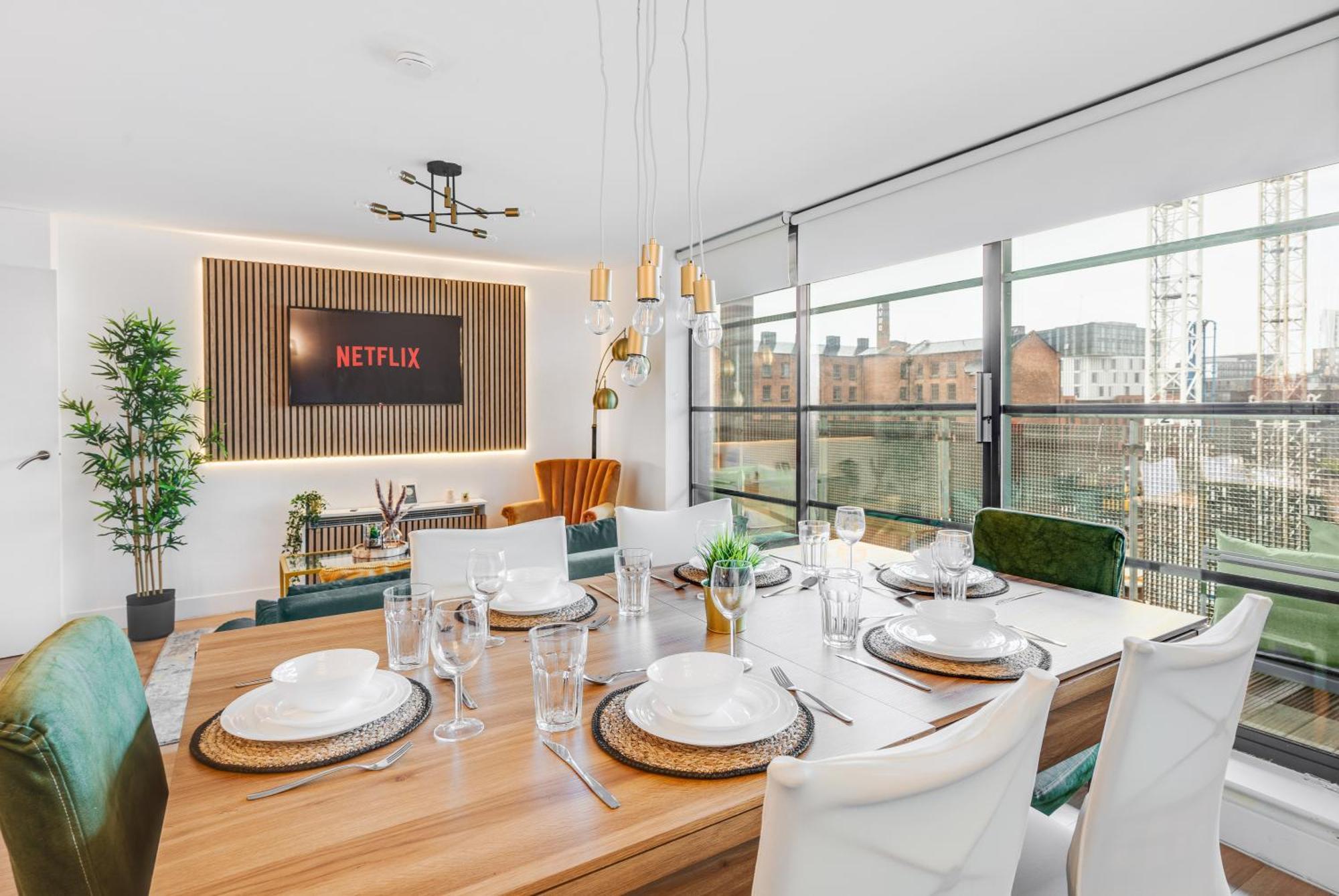 Deluxe Duplex W/ Balcony & Views - Pool Table Apartment Manchester