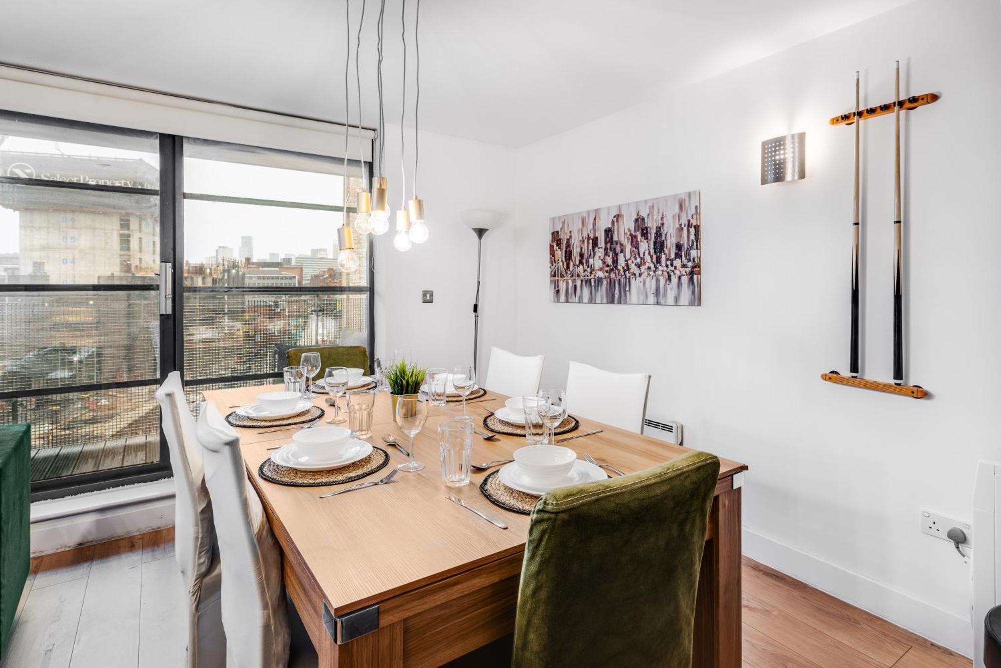Deluxe Duplex W/ Balcony & Views - Pool Table Apartment *