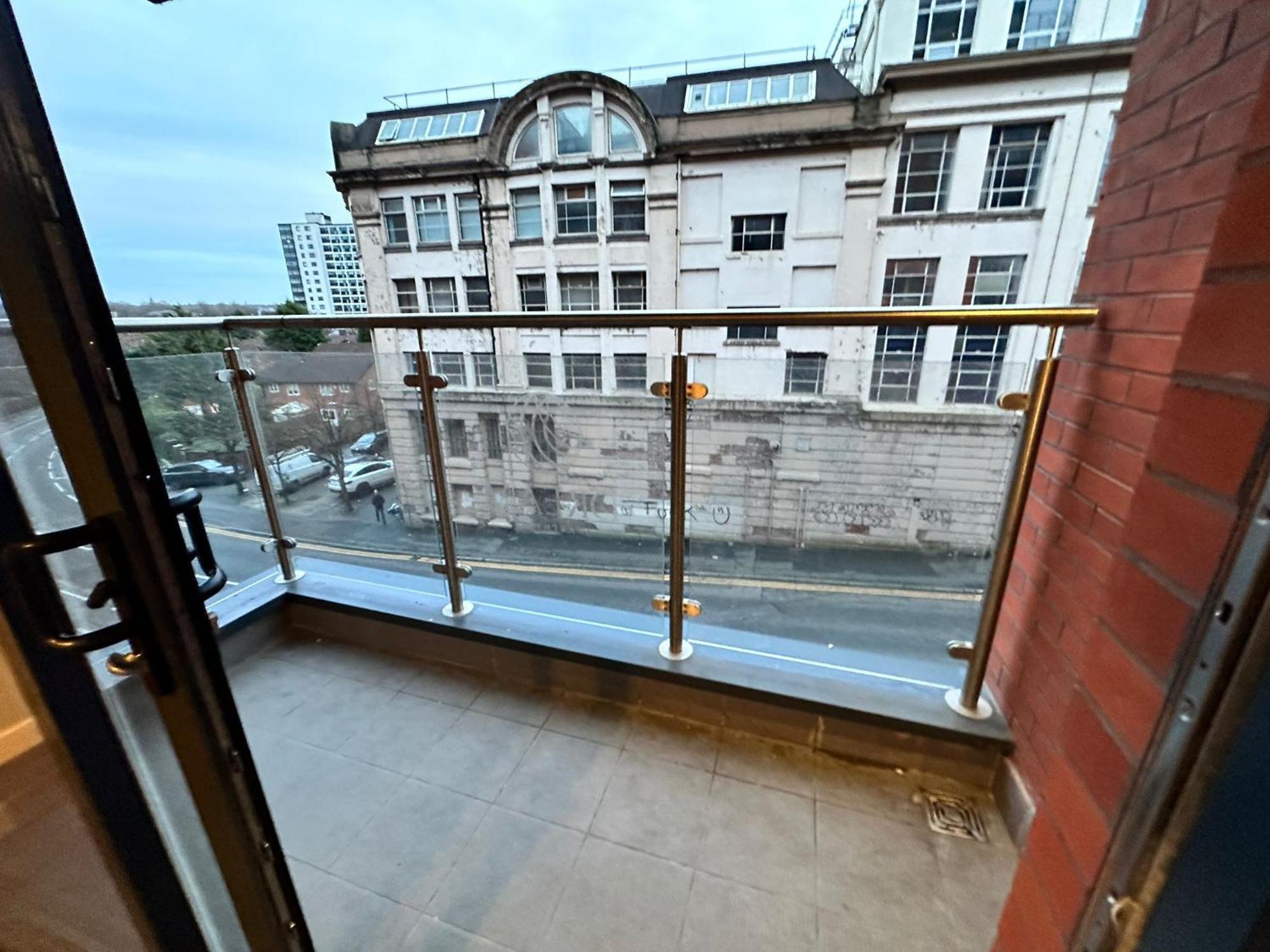 Adelphi Wharf By Beehosting * Manchester