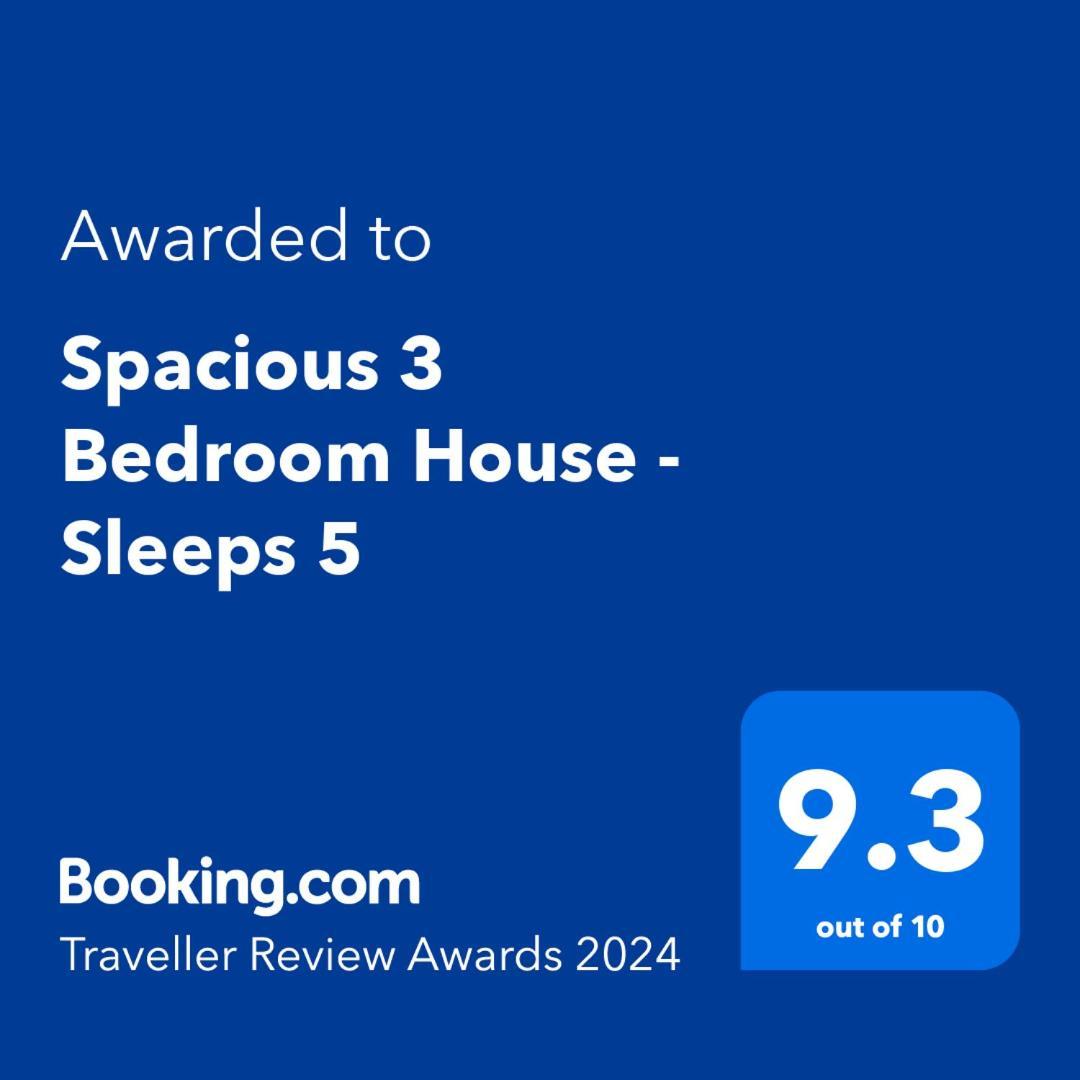 Spacious 3 Bedroom House - Sleeps 5 *