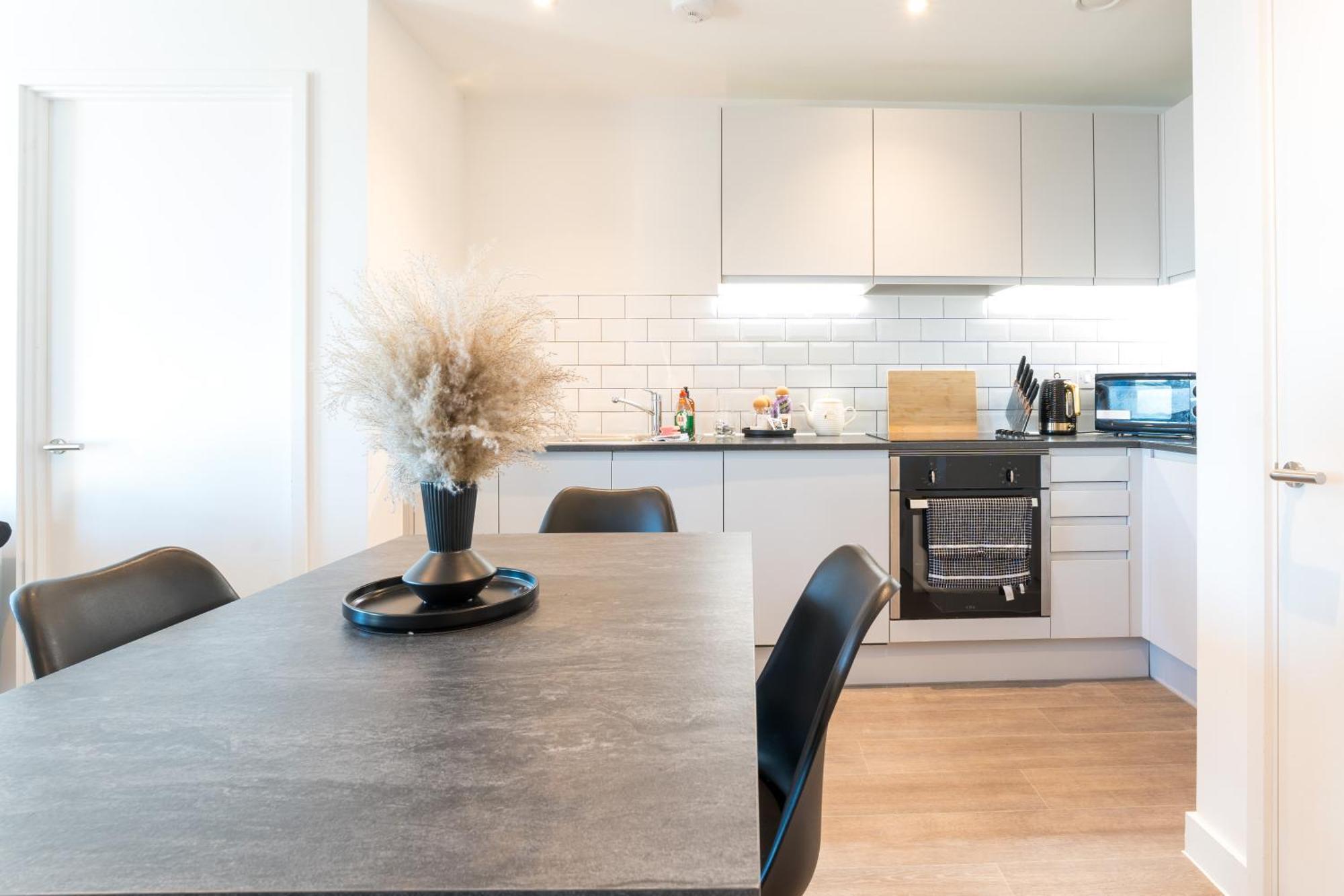 Morden 2 Bed - Old Trafford Apartment *