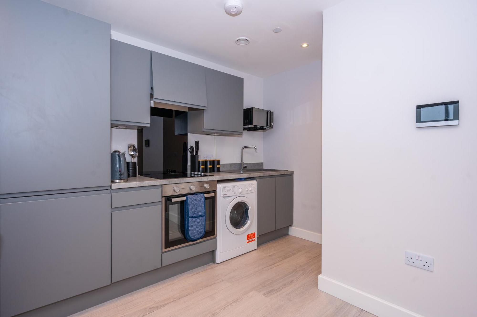 Cosy 1 Bed - Perfect For Long By Valore Services *