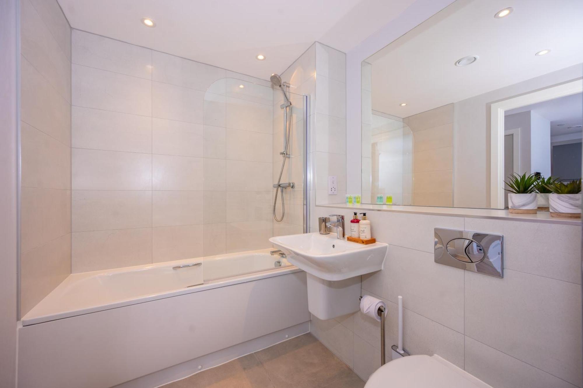 Cosy 1 Bed - Perfect For Long By Valore Services