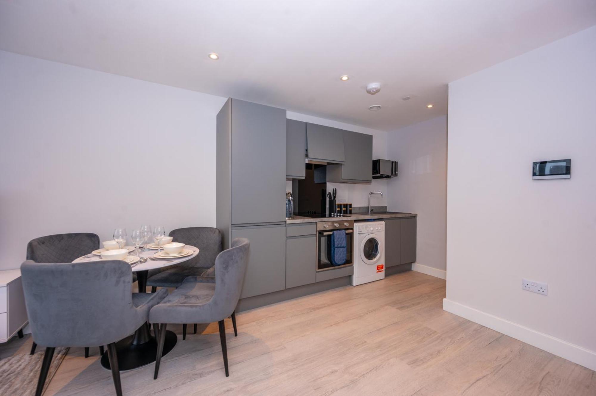 Cosy 1 Bed - Perfect For Long By Valore Services Apartment Manchester