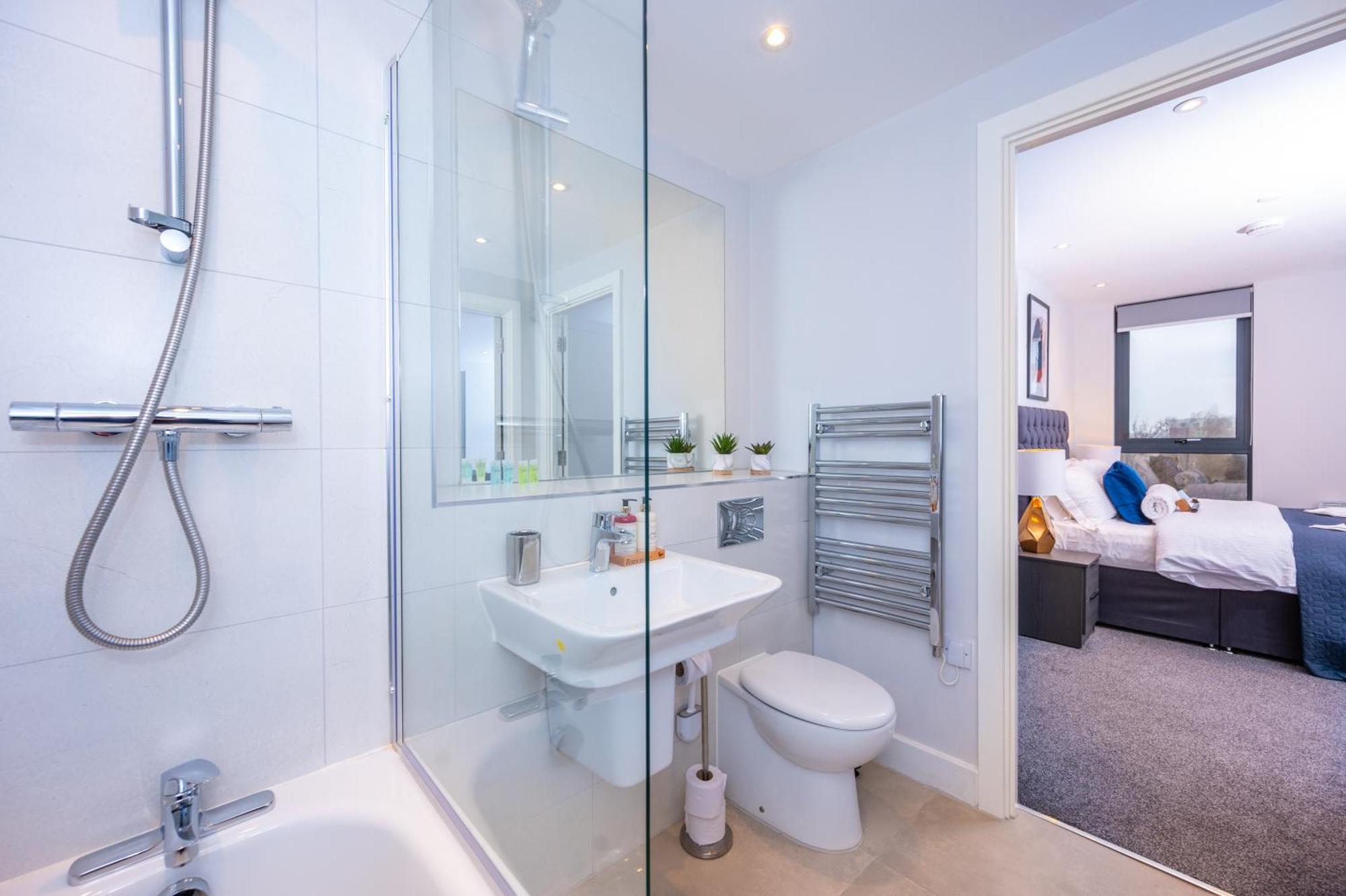 Cosy 1 Bed - Perfect For Long By Valore Services Apartment *