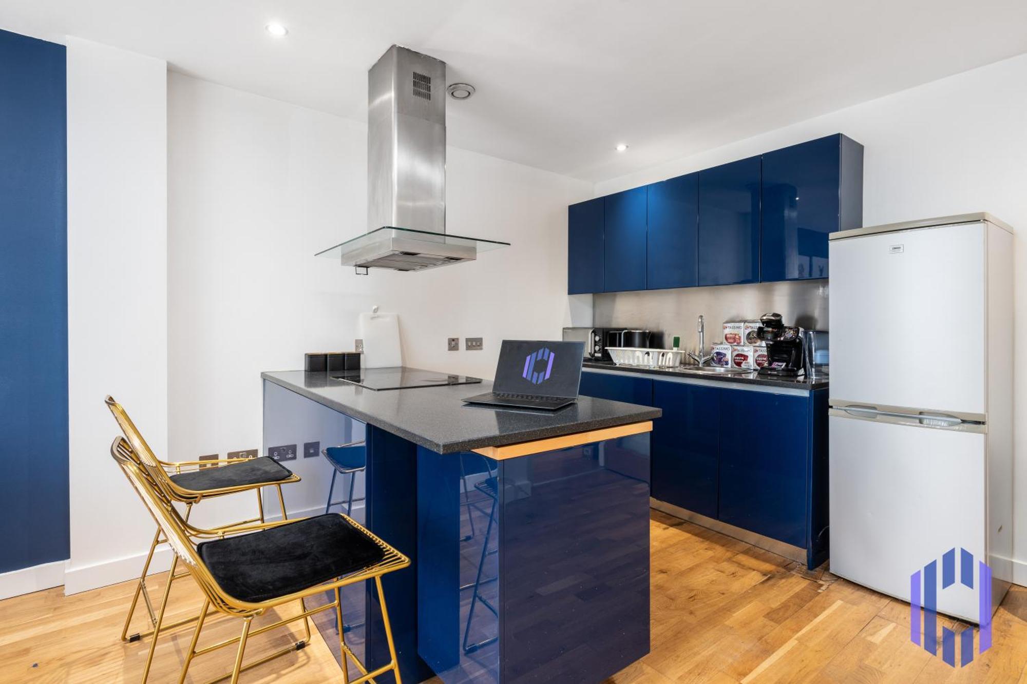 Luxury Penthouse - Private Balcony - City Views Apartment *