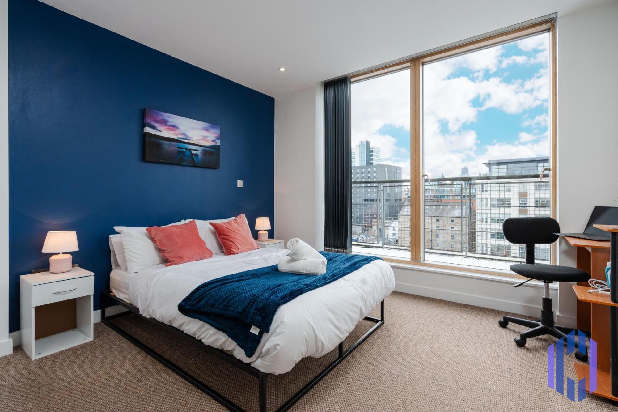 Luxury Penthouse - Private Balcony - City Views Apartment *