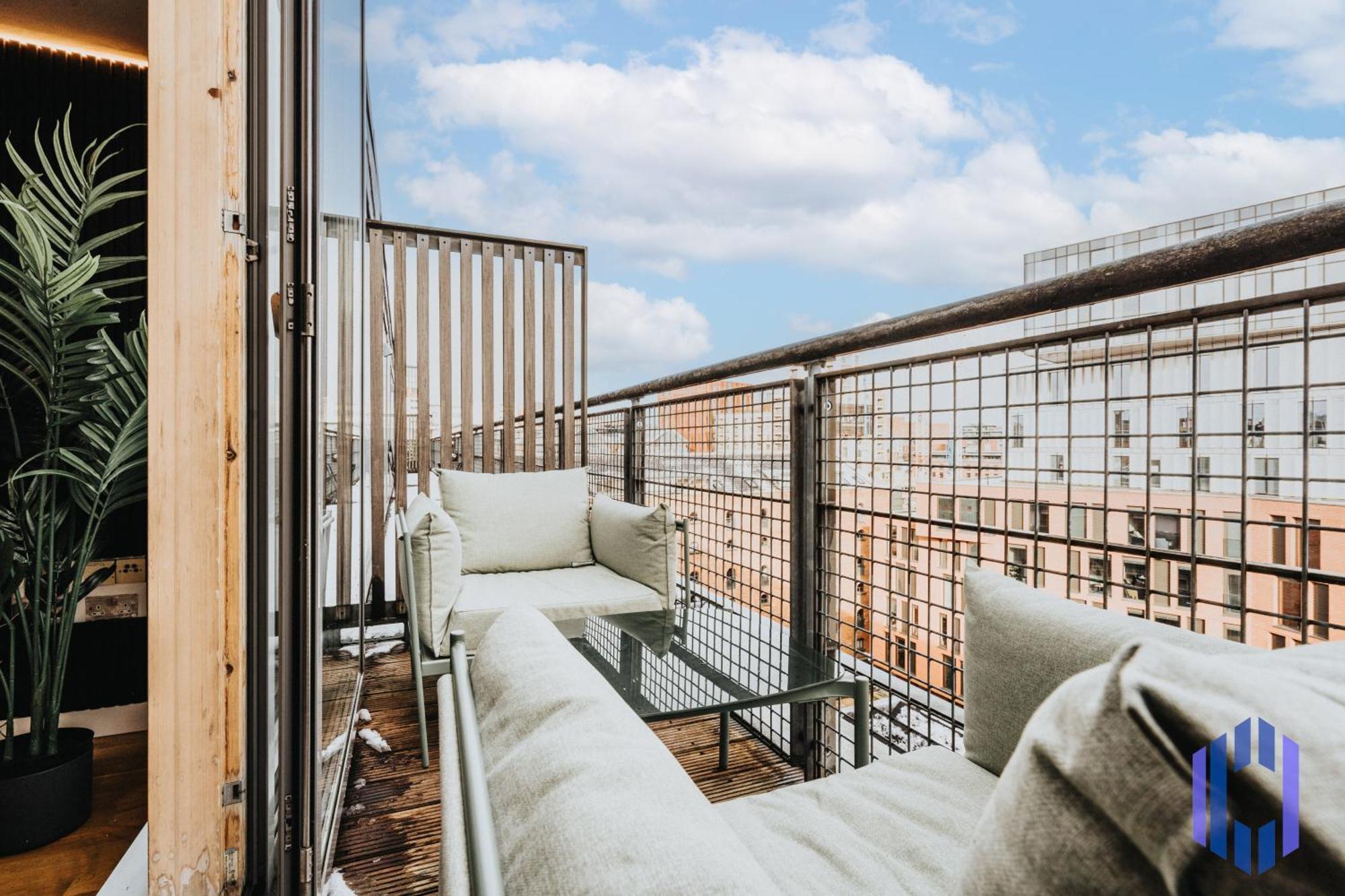 Luxury Penthouse - Private Balcony - City Views Apartment Manchester