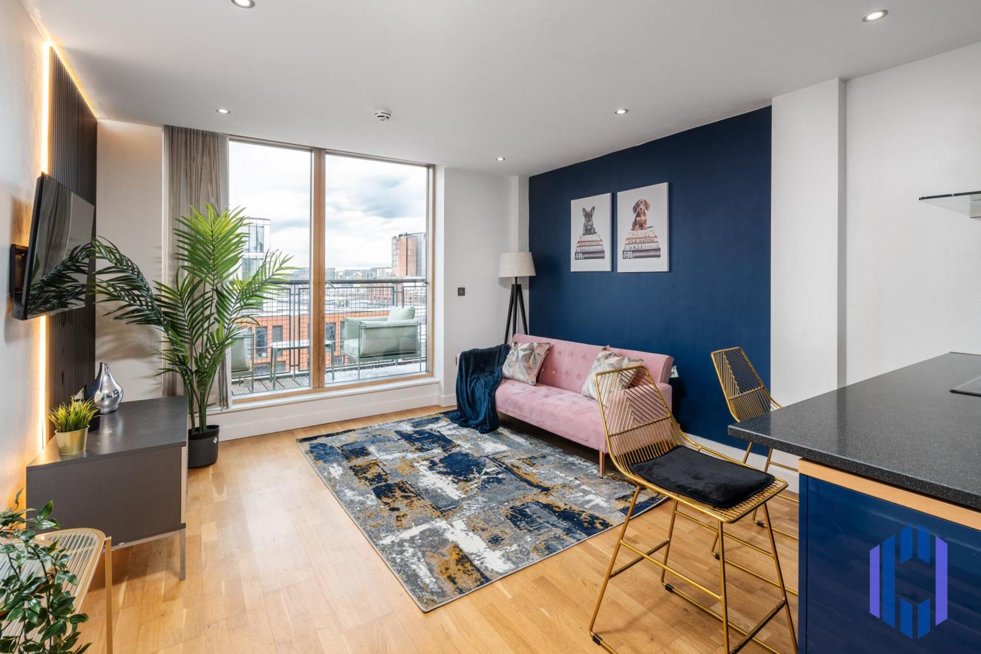 Luxury Penthouse - Private Balcony - City Views