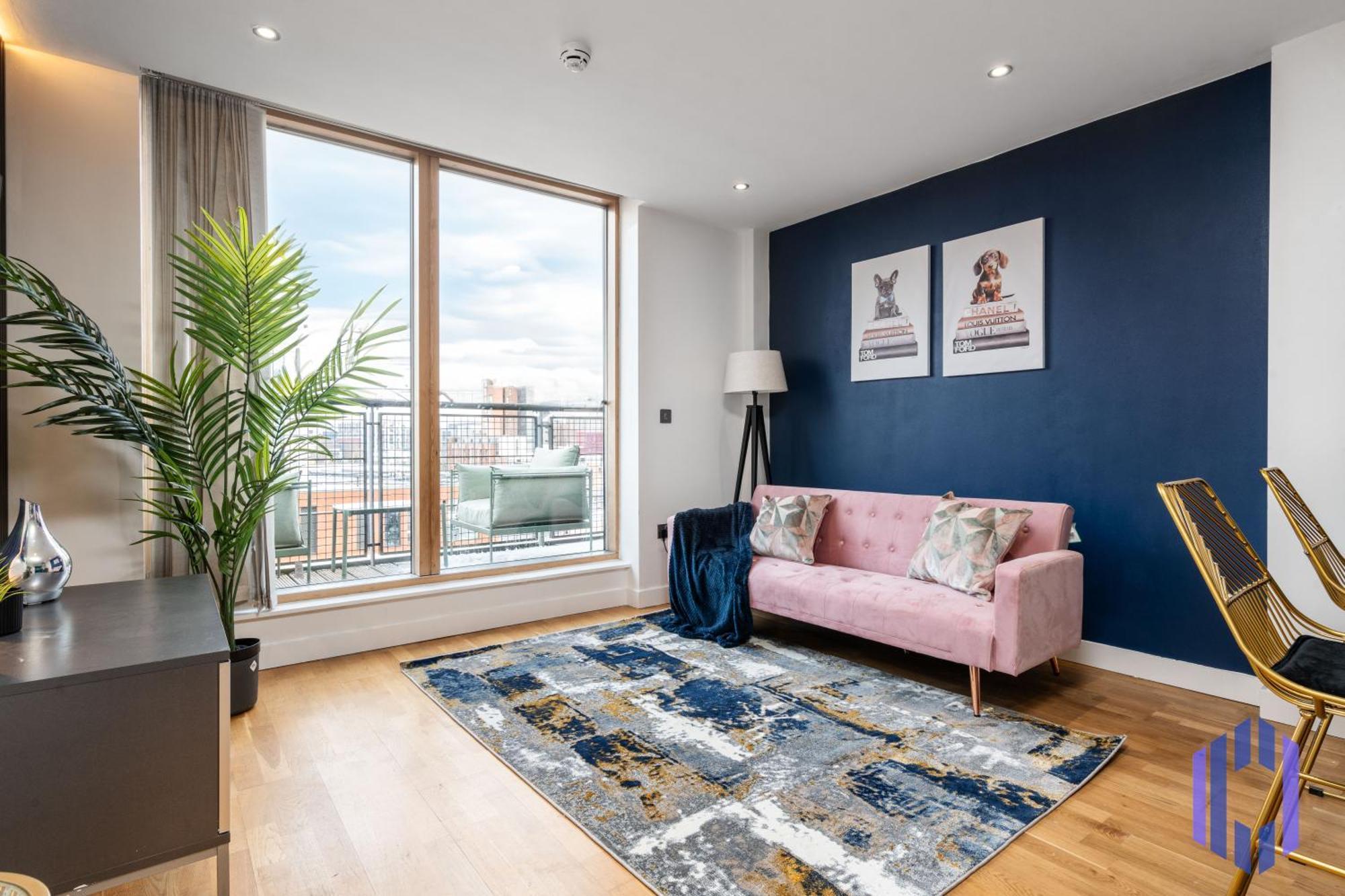 Luxury Penthouse - Private Balcony - City Views Apartment *