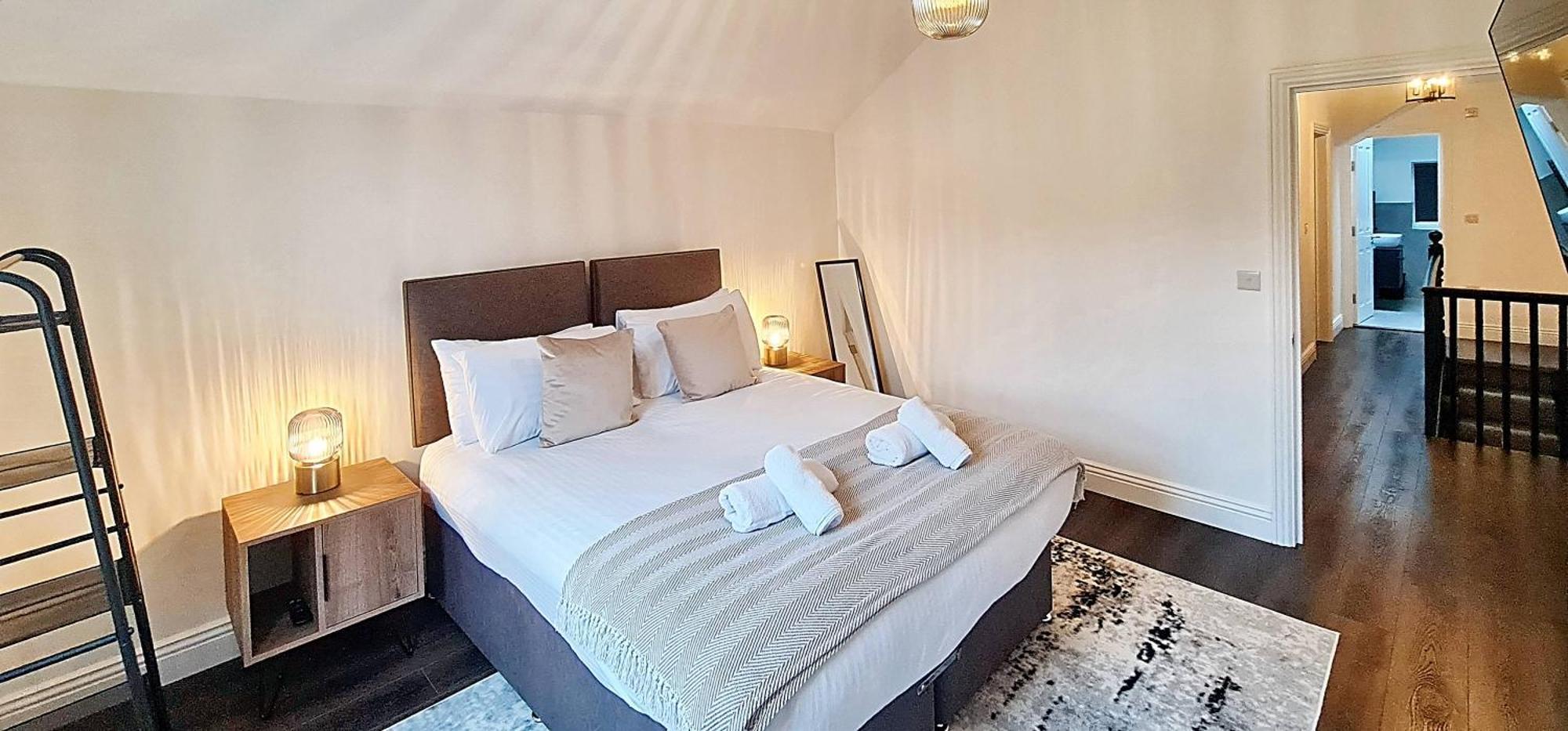 Stunning Luxury Spacious - 5 Bedrooms - Rest & Recharge In *