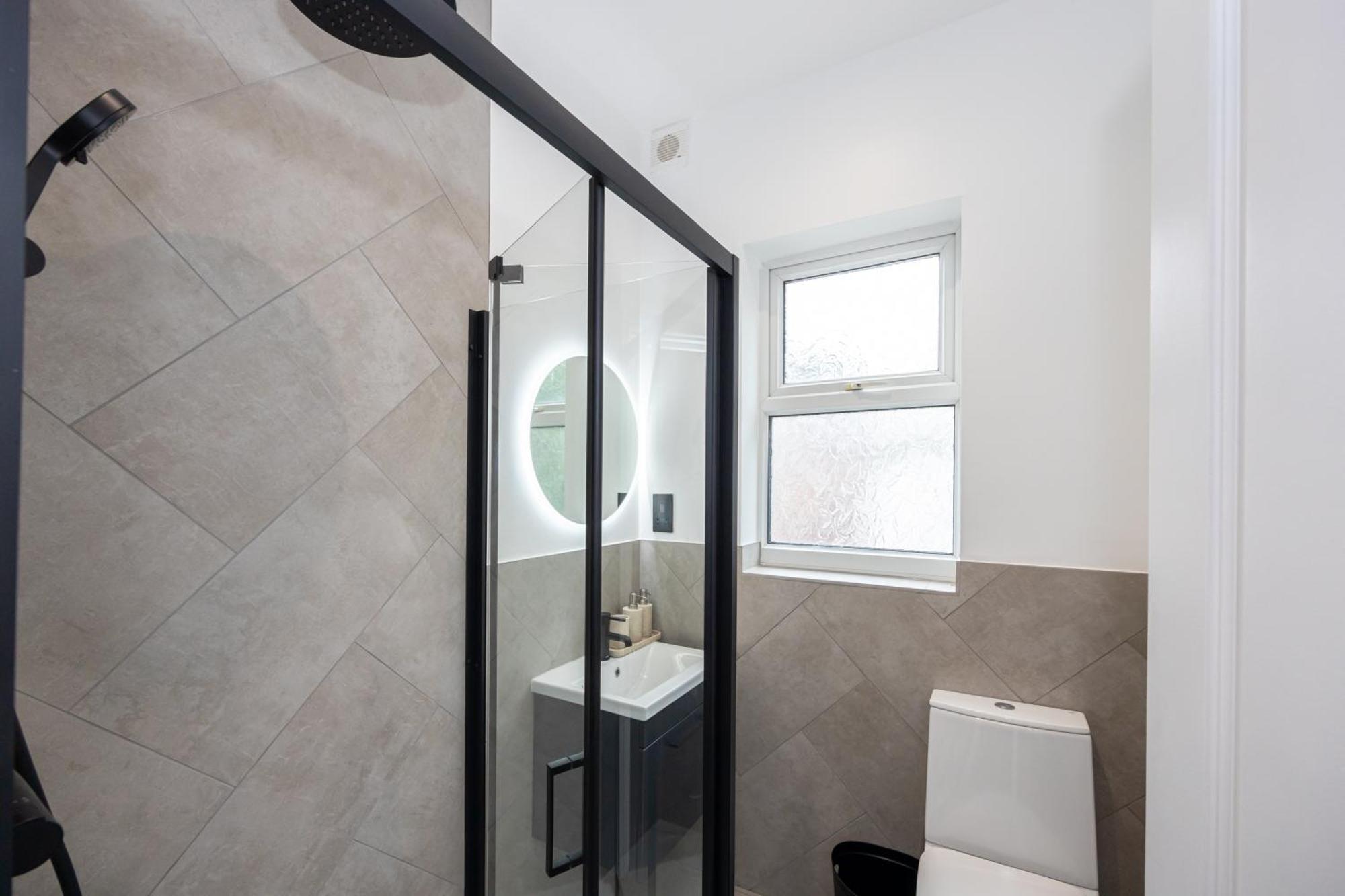 Stunning Luxury Spacious - 5 Bedrooms - Rest & Recharge In