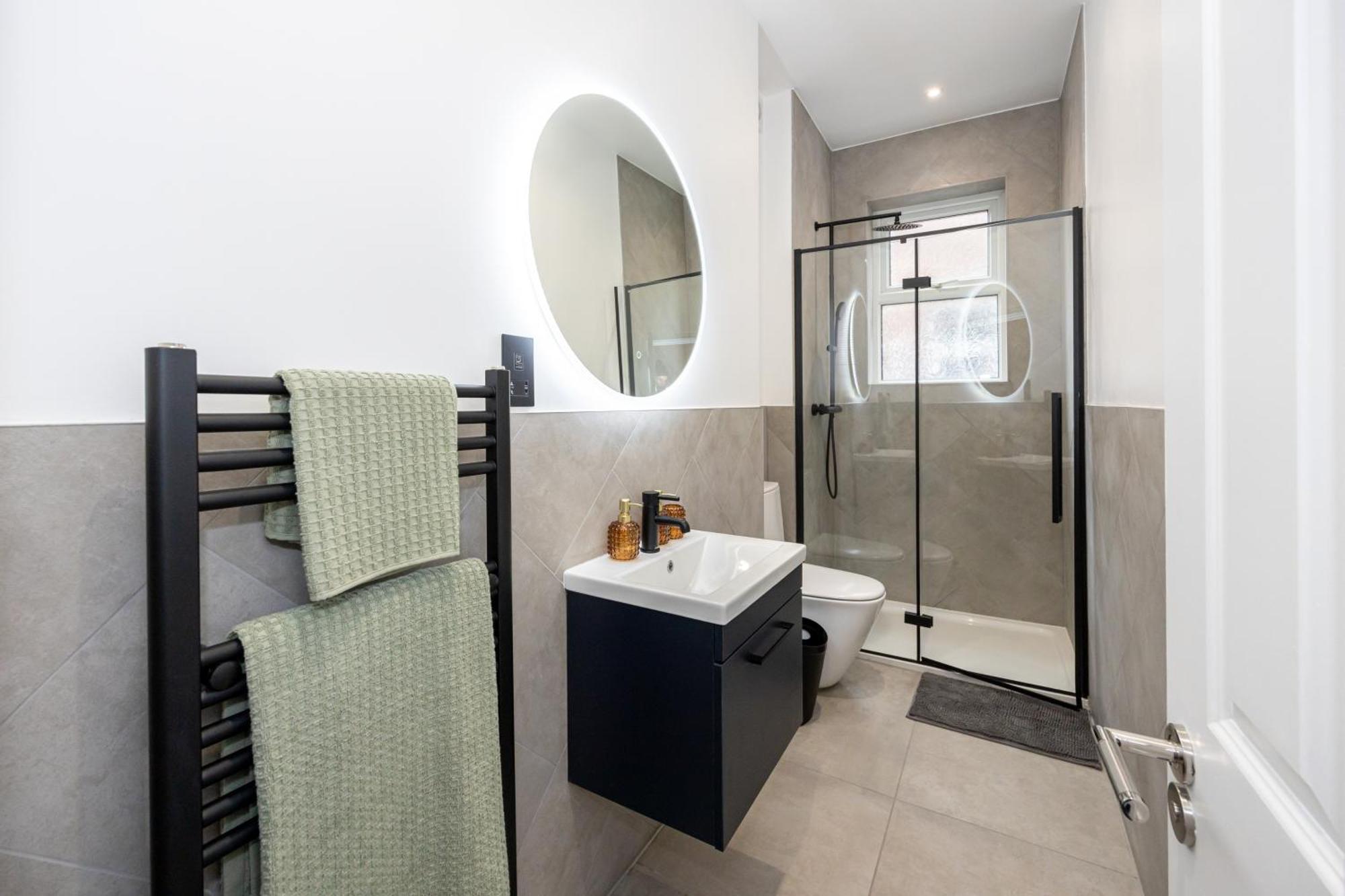 Stunning Luxury Spacious - 5 Bedrooms - Rest & Recharge In Holiday home