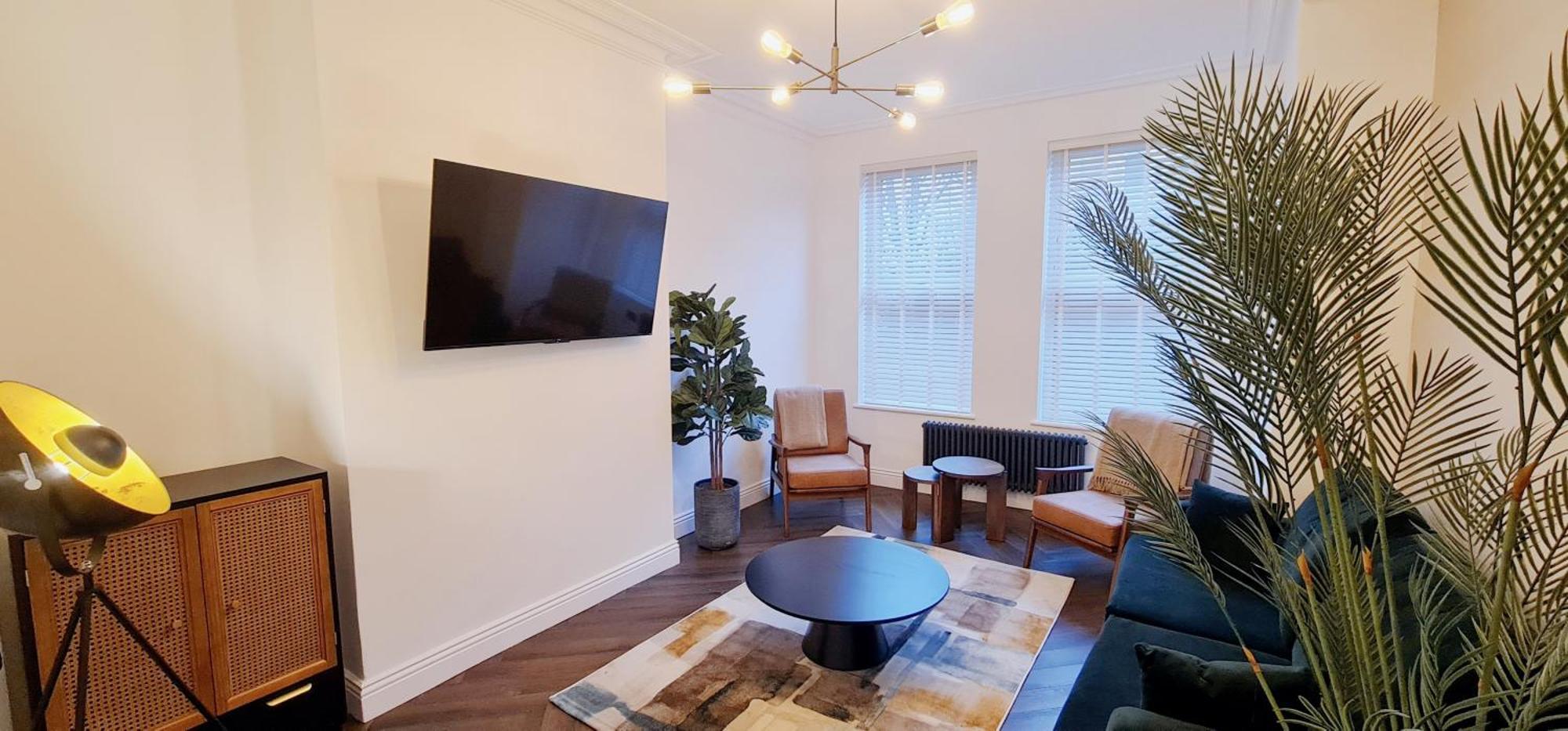Stunning Luxury Spacious - 5 Bedrooms - Rest & Recharge In Holiday home