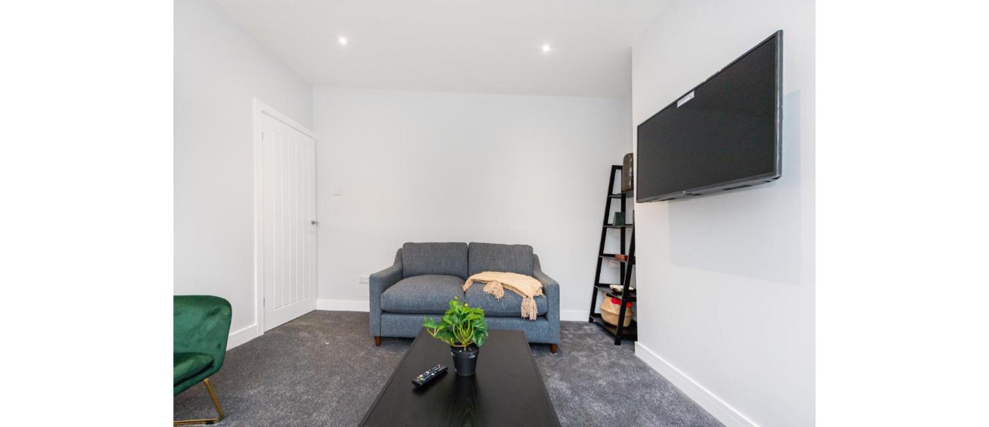Hassle-free & Handsome Brand-new 3-bed * Manchester