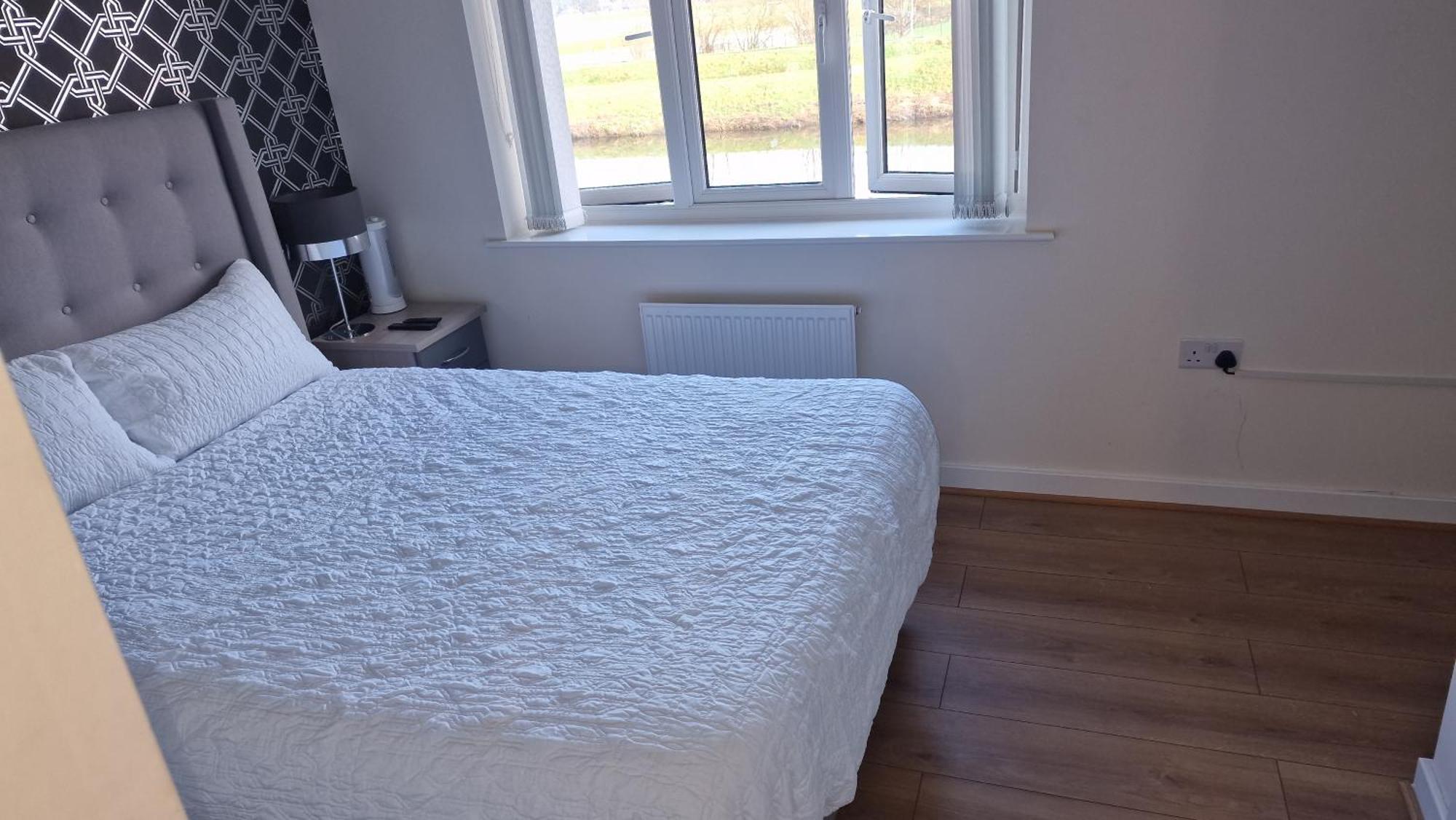 Apartment Stunning Canal View 2 Bedroom With Free Parking