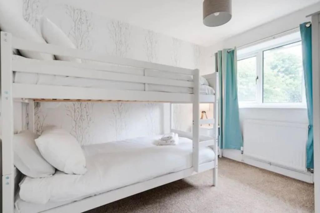 Vakantiehuis Newly Renovated House Near Trafford Centre *