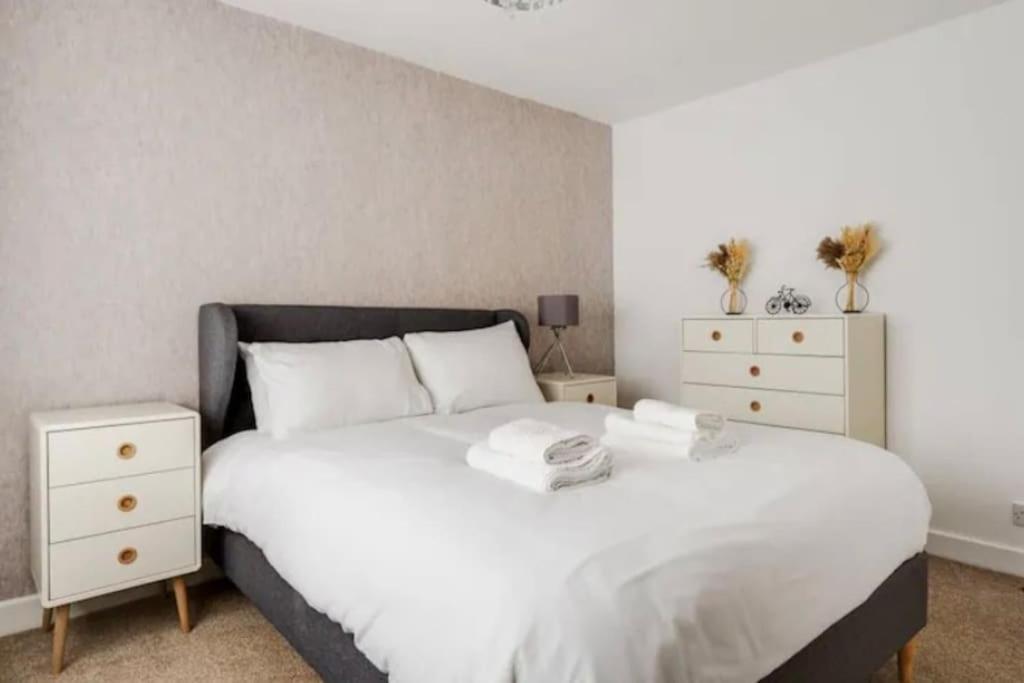Newly Renovated House Near Trafford Centre * Manchester