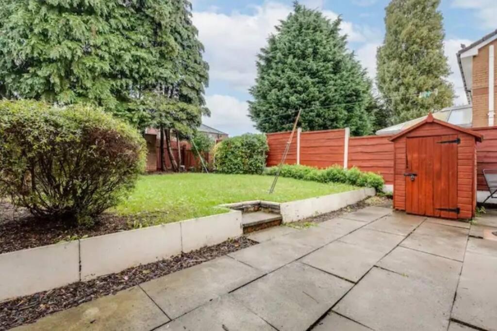 Newly Renovated House Near Trafford Centre Holiday home Manchester