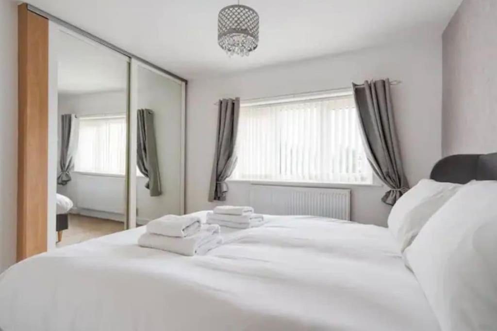 Newly Renovated House Near Trafford Centre