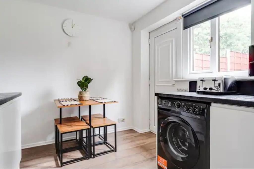 Holiday home Newly Renovated House Near Trafford Centre *