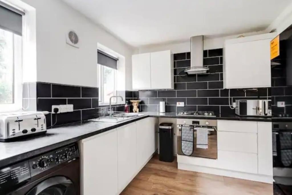 Newly Renovated House Near Trafford Centre *