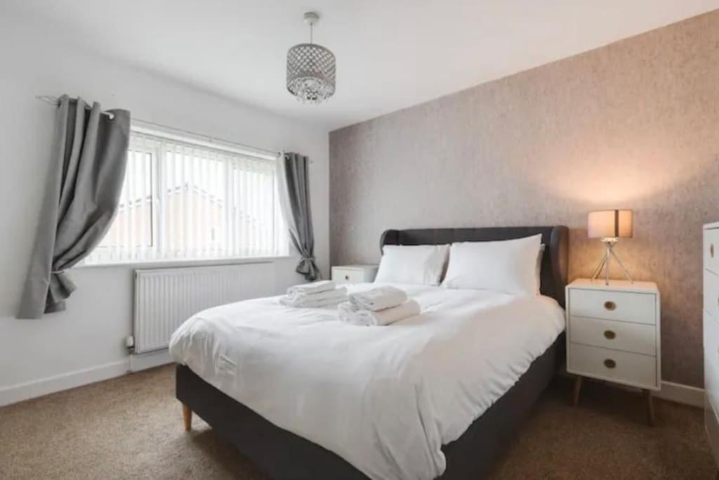 Newly Renovated House Near Trafford Centre Holiday home Manchester