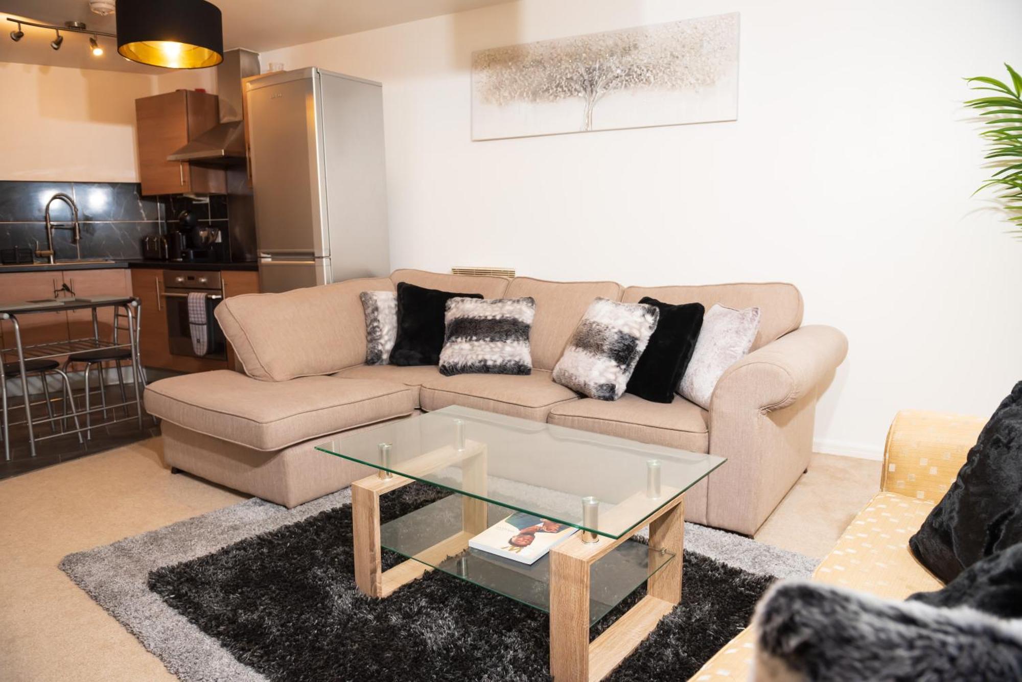 Apartment Luxury Two Bedroom Flat Opposite Coop Live N Etihad Stadium With Free Secure Parking, Netflix And Sky Tv *