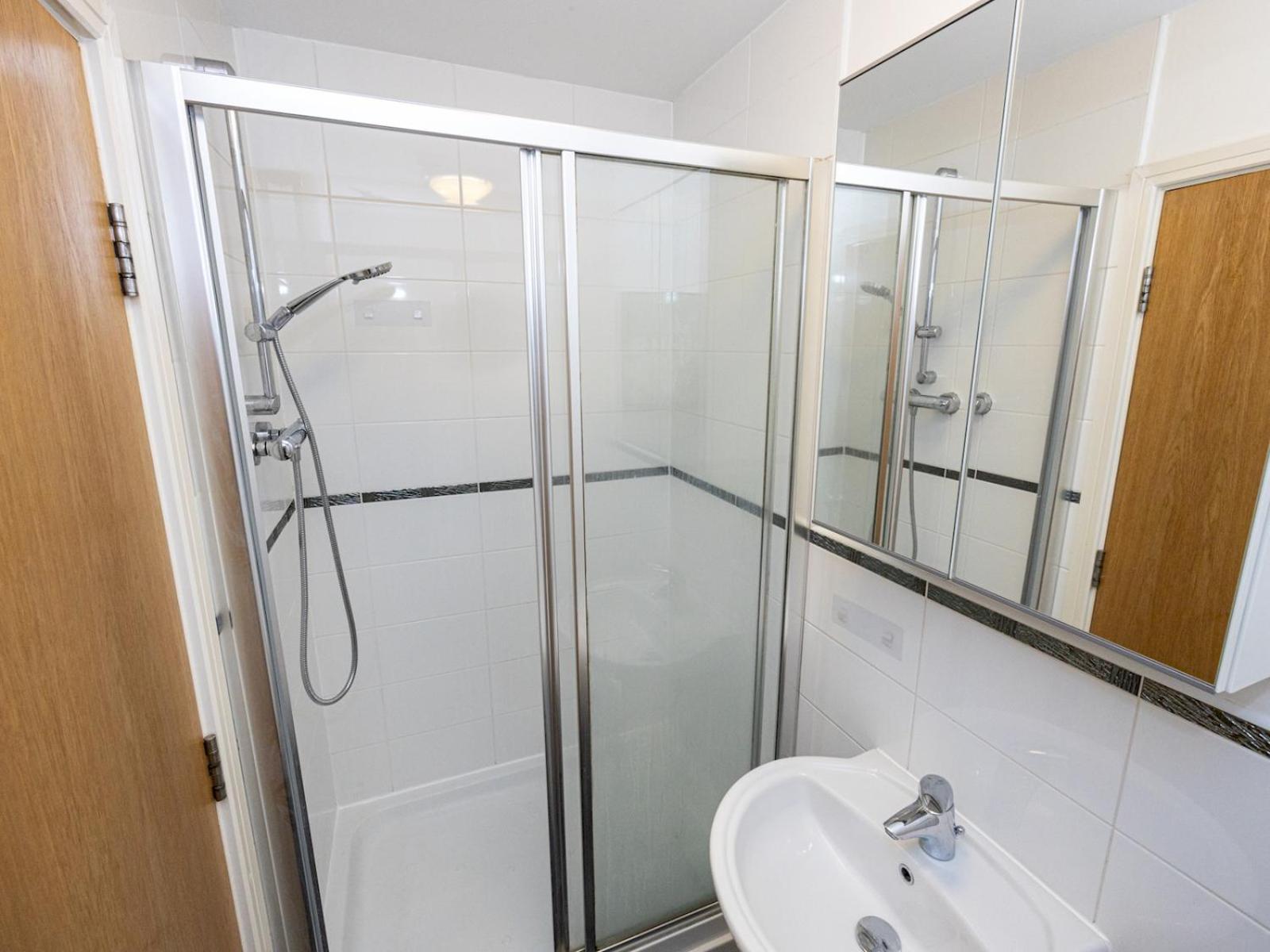 Apartment Pass The Keys Free Parking And Walking Distance Etihad Coop Arena *