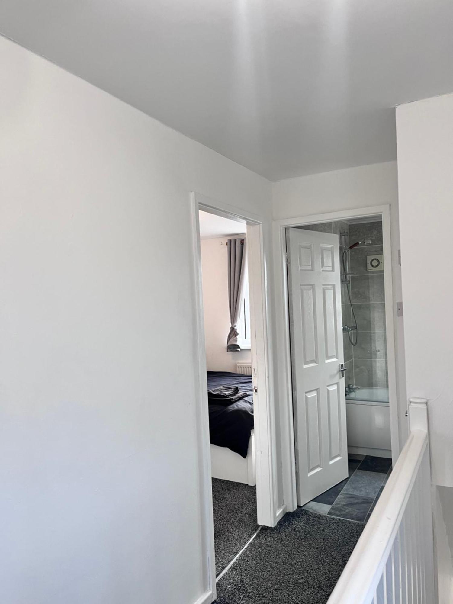 House Near Centre & Etihad, Free Parking & Garden Apartment