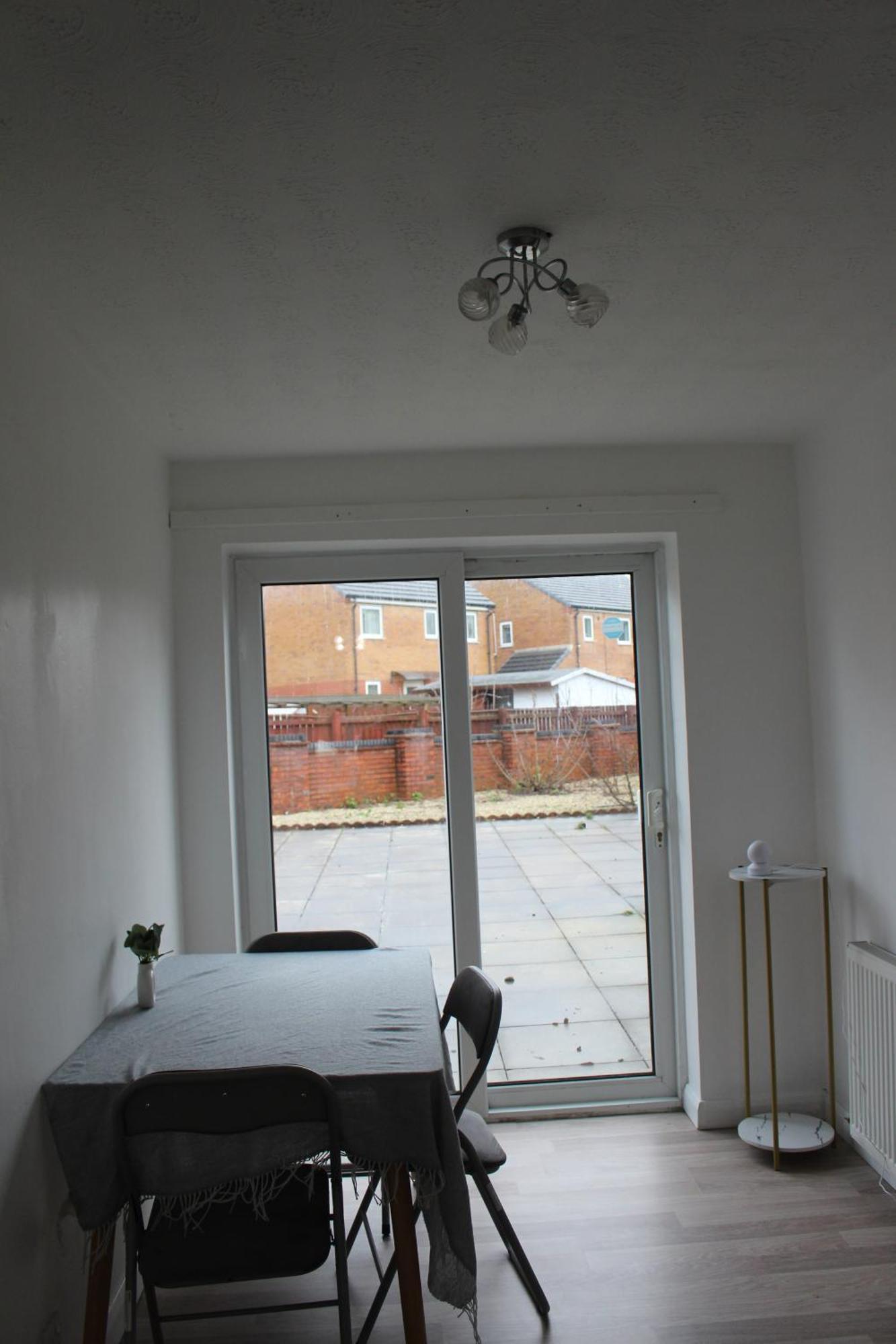 House Near Centre & Etihad, Free Parking & Garden *