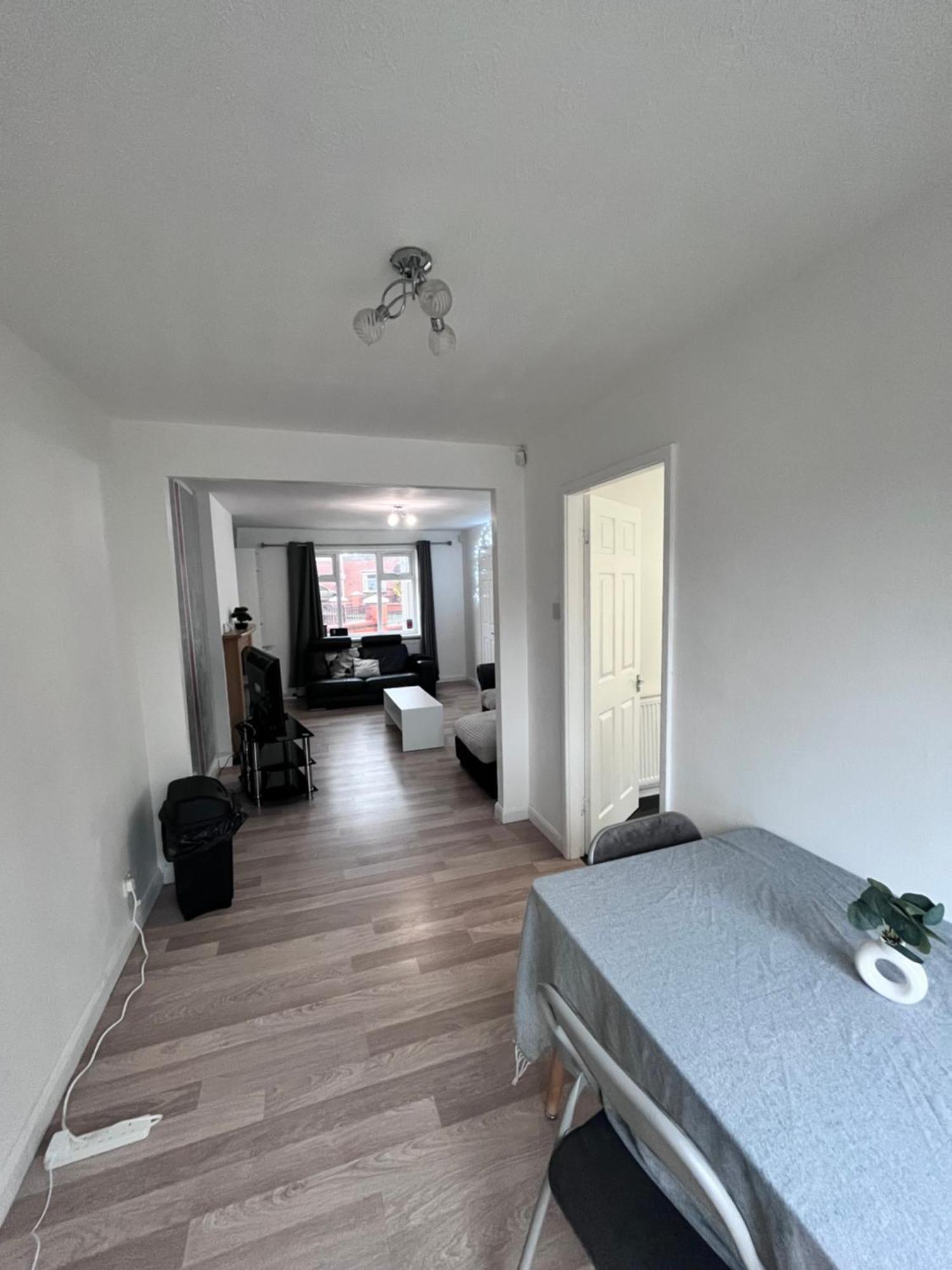 Appartement House Near Centre & Etihad, Free Parking & Garden *