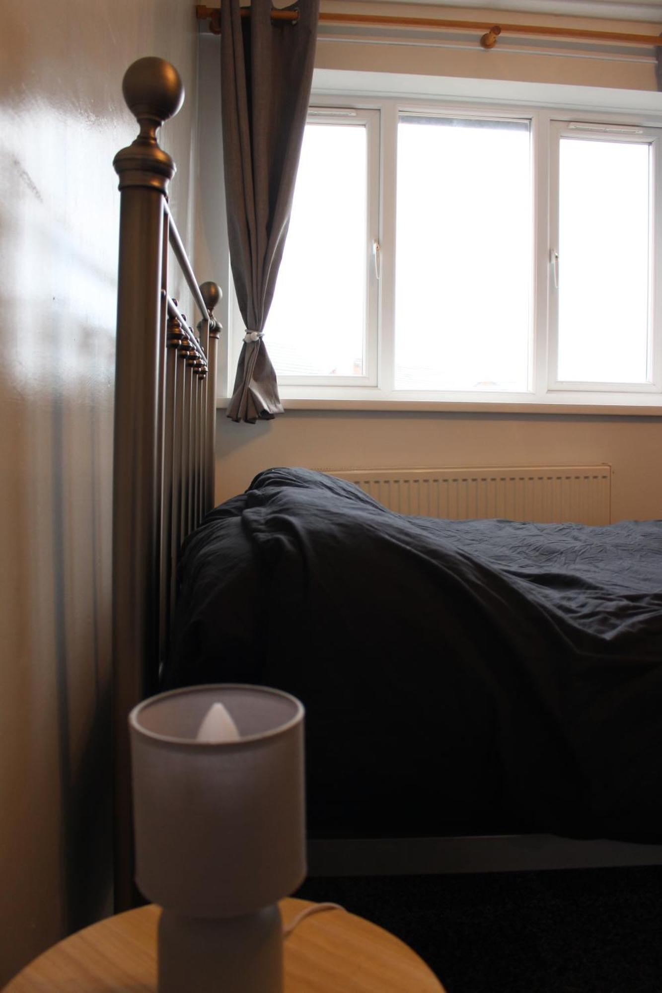 House Near Centre & Etihad, Free Parking & Garden