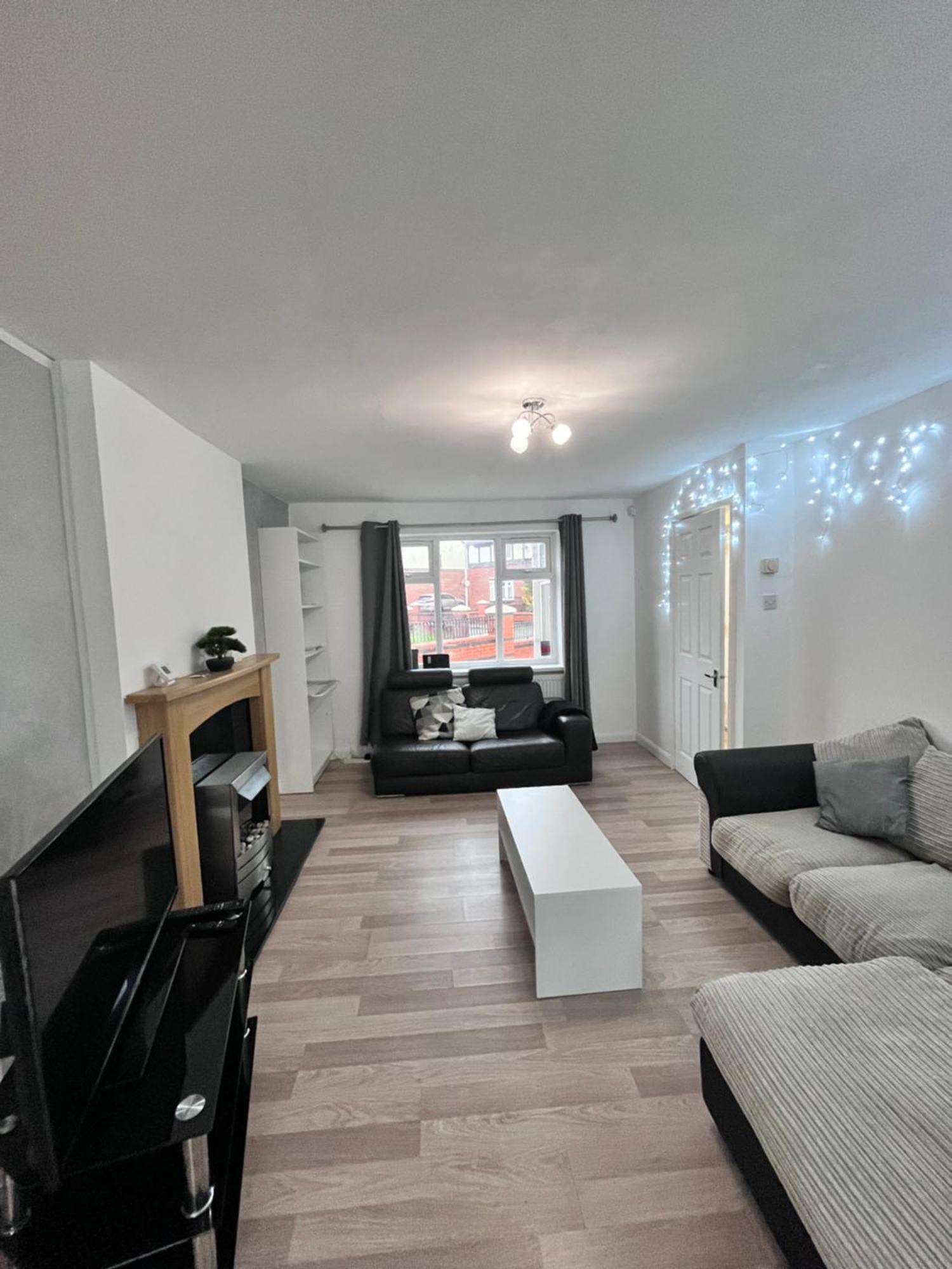 House Near Centre & Etihad, Free Parking & Garden