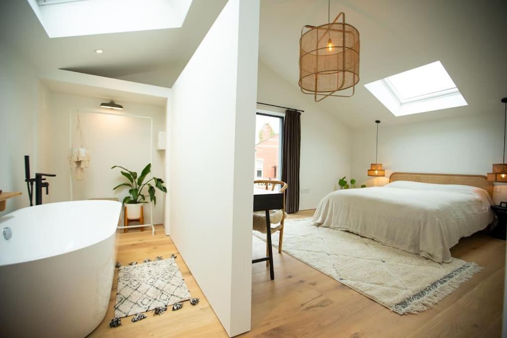 Chorlton Stylish & Roof Terrace Apartment *