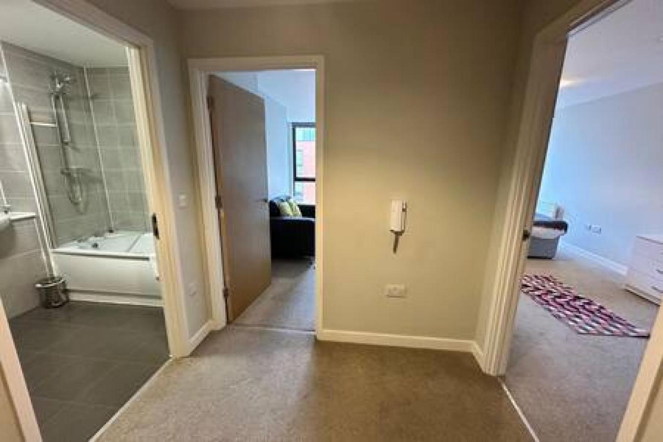 Large 1 Bed In Sleeps 2 Apartment Manchester