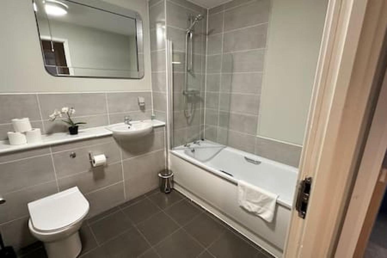 Large 1 Bed In Sleeps 2 Apartment *