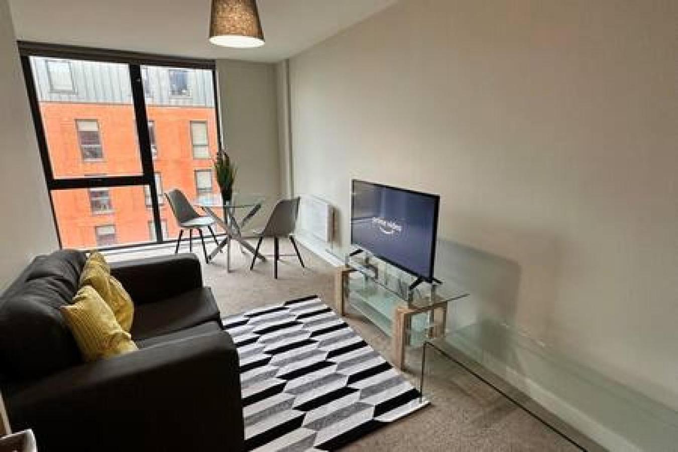 Large 1 Bed In Sleeps 2 Apartment Manchester