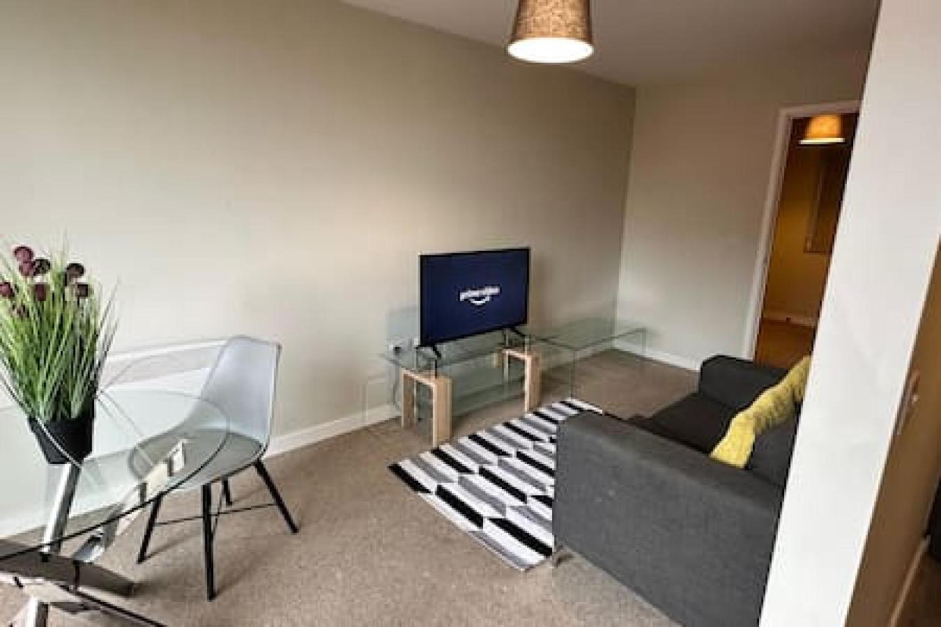 Large 1 Bed In Sleeps 2 Apartment Manchester