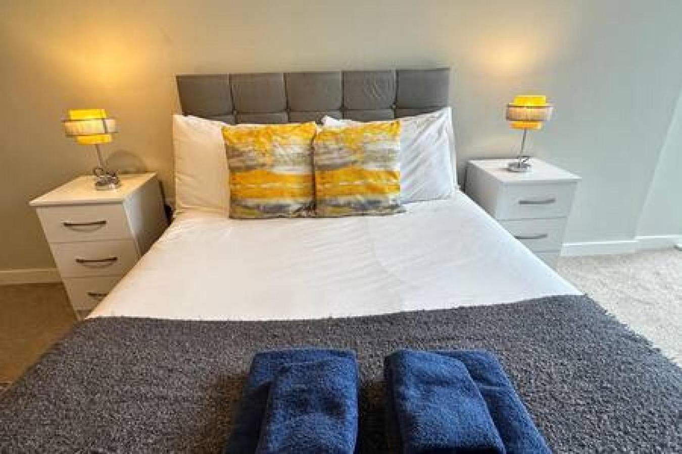 Apartment Large 1 Bed In Sleeps 2 *