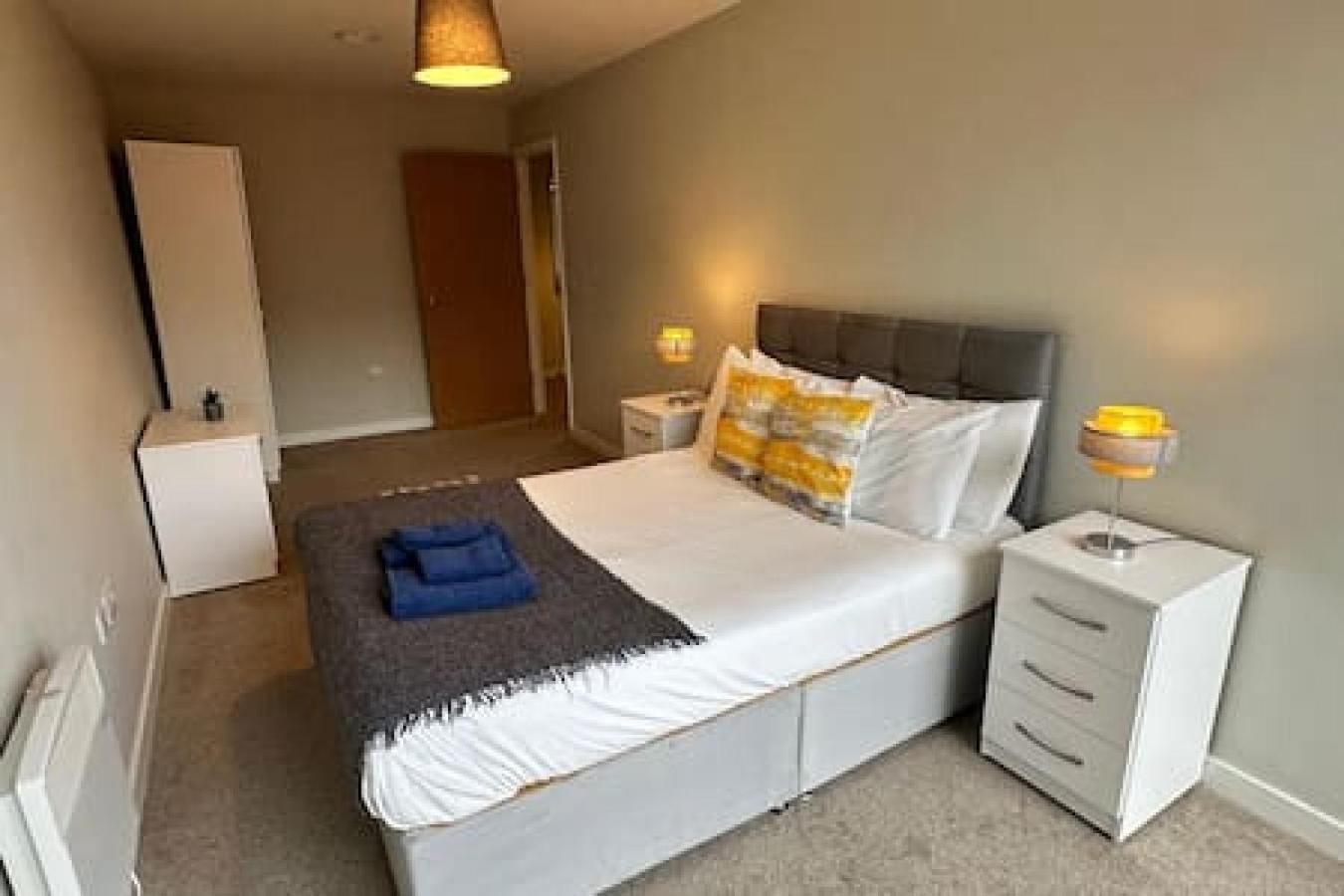 Large 1 Bed In Sleeps 2 Apartment