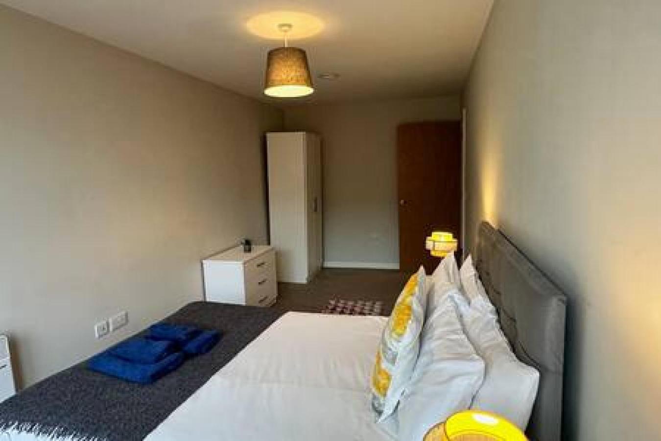 Apartment Large 1 Bed In Sleeps 2 *