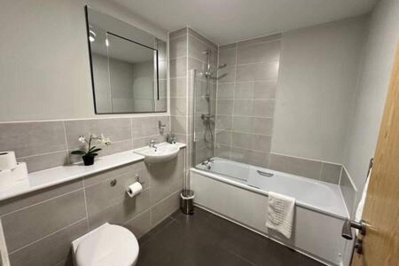 Large 1 Bed Mcr And Huge Terrace Sleeps 4 Apartment