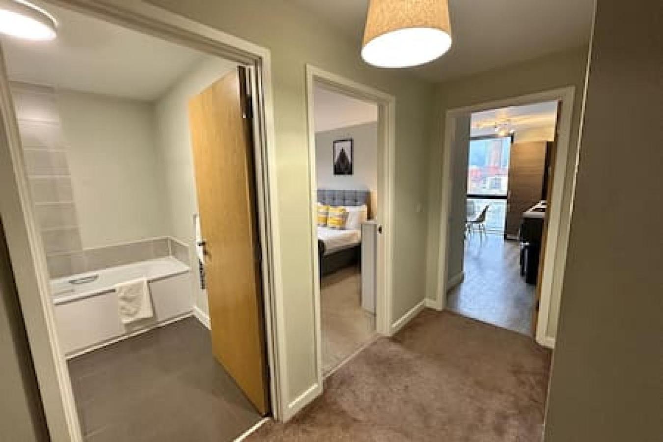 Large 1 Bed Mcr And Huge Terrace Sleeps 4 Apartment *