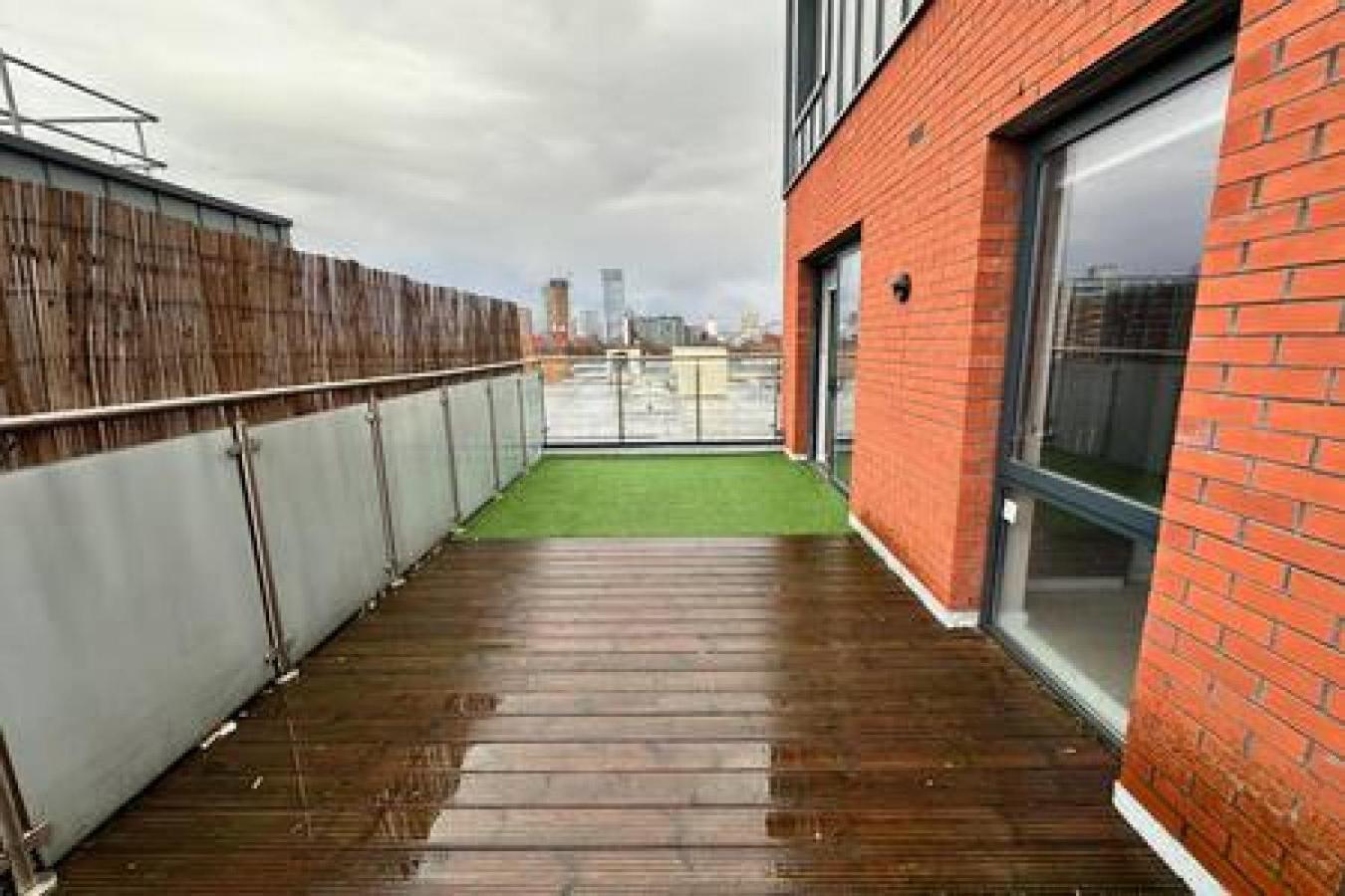 Apartment Large 1 Bed Mcr And Huge Terrace Sleeps 4 *