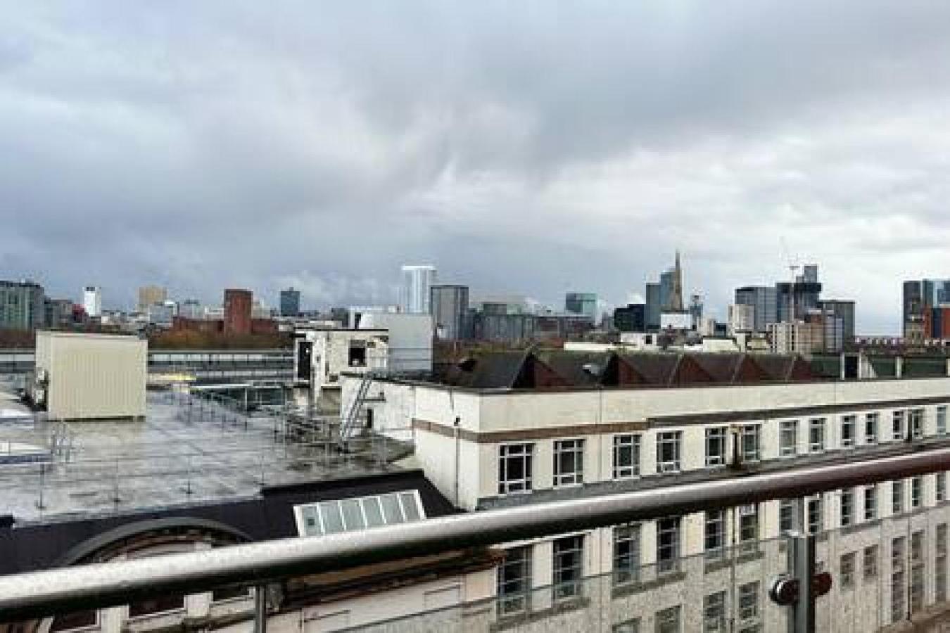Large 1 Bed Mcr And Huge Terrace Sleeps 4 *
