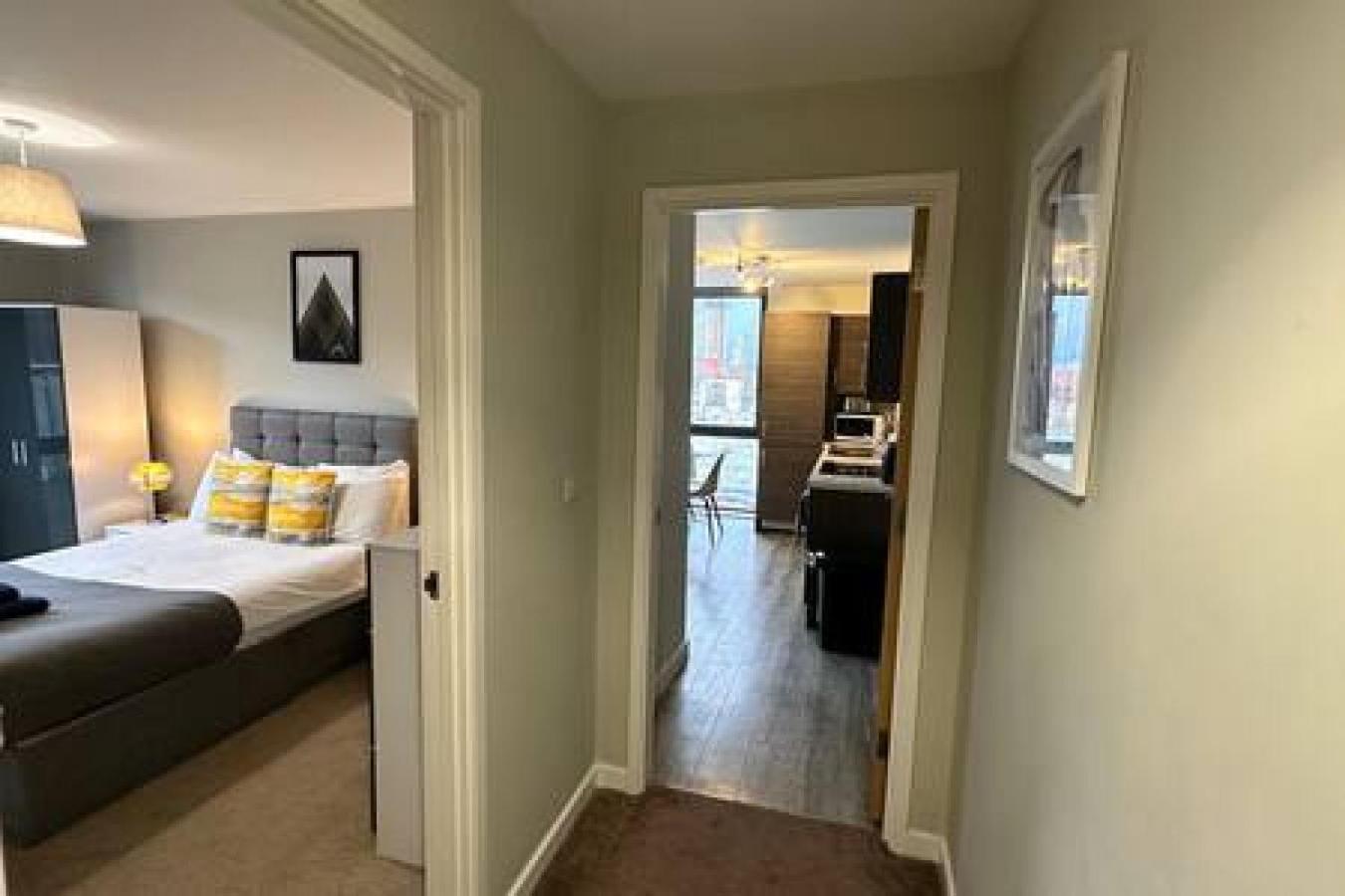 Large 1 Bed Mcr And Huge Terrace Sleeps 4 Apartment *