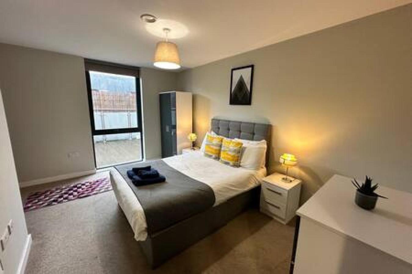 Large 1 Bed Mcr And Huge Terrace Sleeps 4 Apartment Manchester
