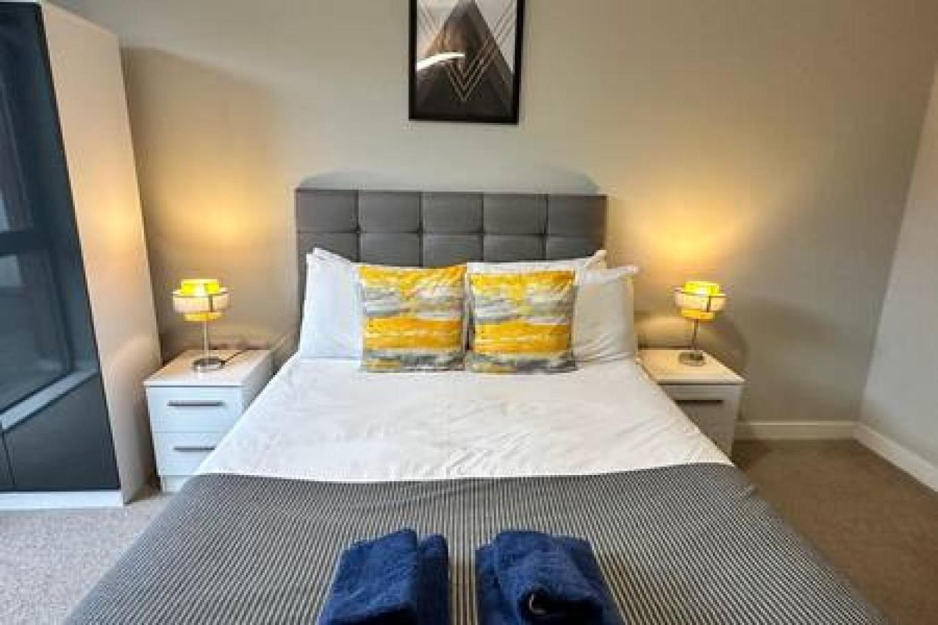 Large 1 Bed Mcr And Huge Terrace Sleeps 4 *