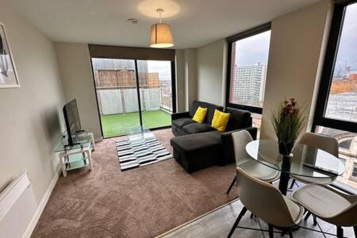 Large 1 Bed Mcr And Huge Terrace Sleeps 4 *
